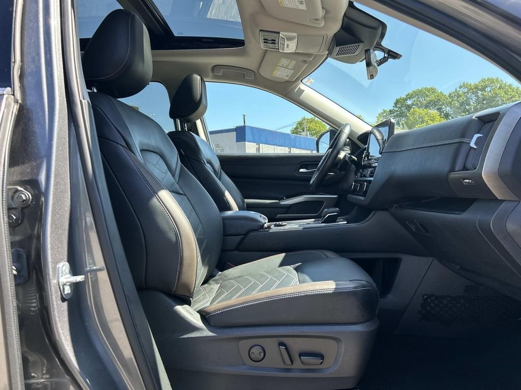 Used 2023 Gray Nissan Platinum image 19