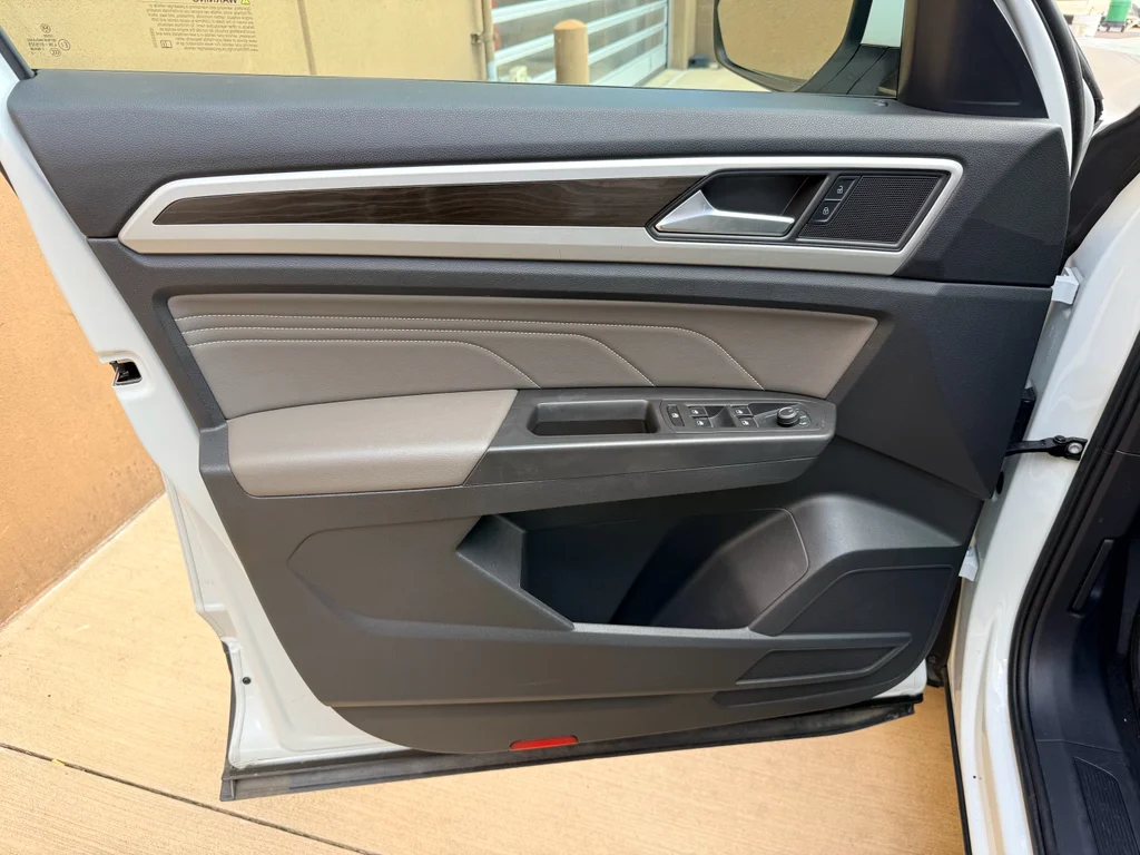 Used 2022  Volkswagen 2.0T SE image 9