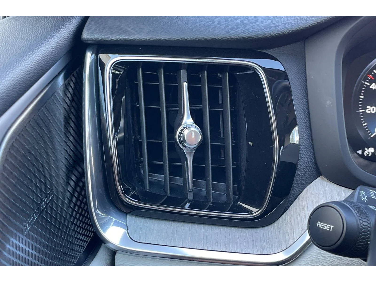 Used 2022 Pine Grey Metallic Volvo T5 image 29