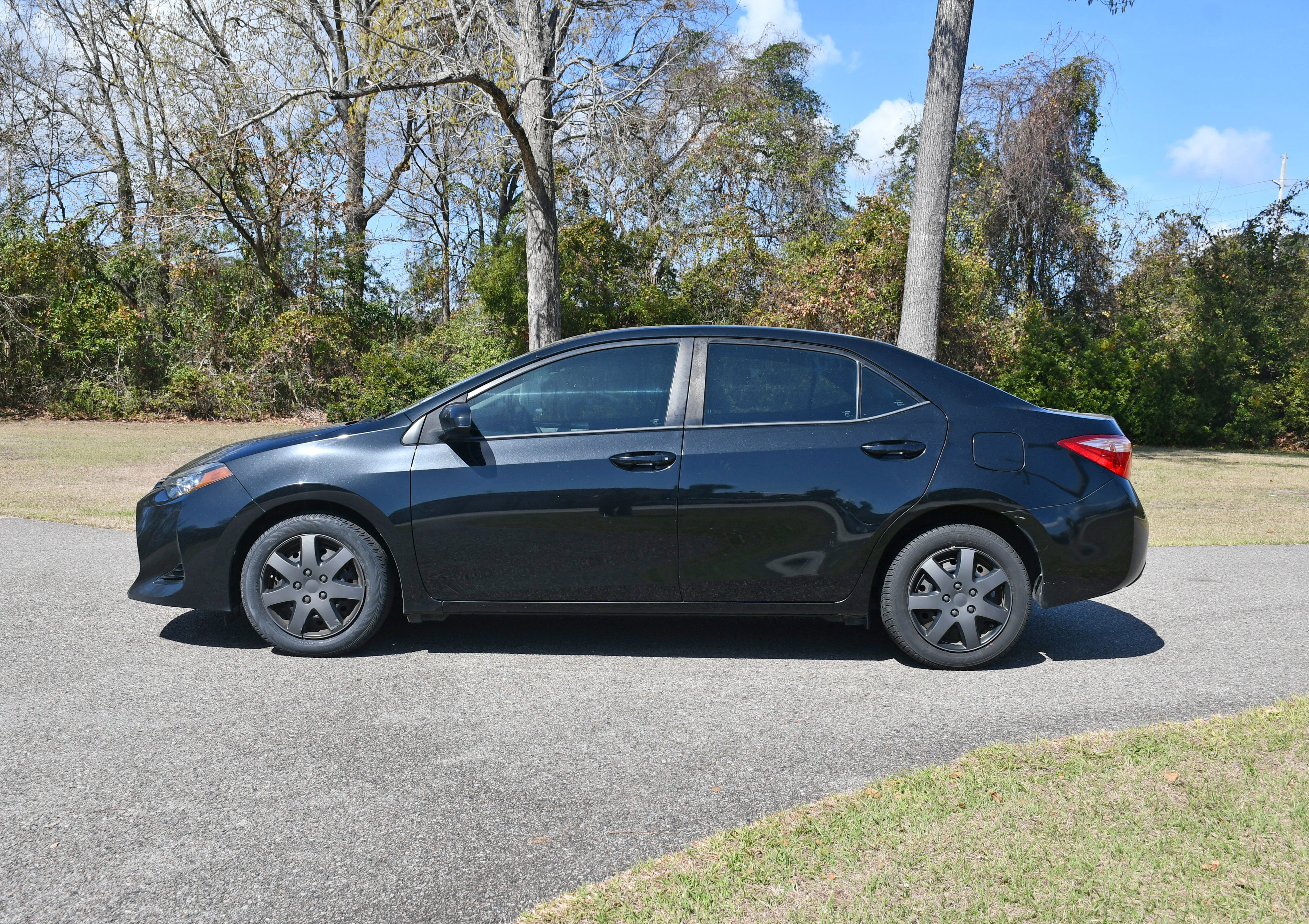 Used 2018 Toyota Corolla LE with VIN 2T1BURHEXJC123992 for sale in Beaufort, SC