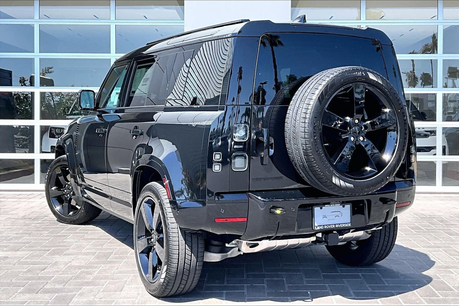 New 2026 Santorini Black Land Rover X-Dynamic SE image 3