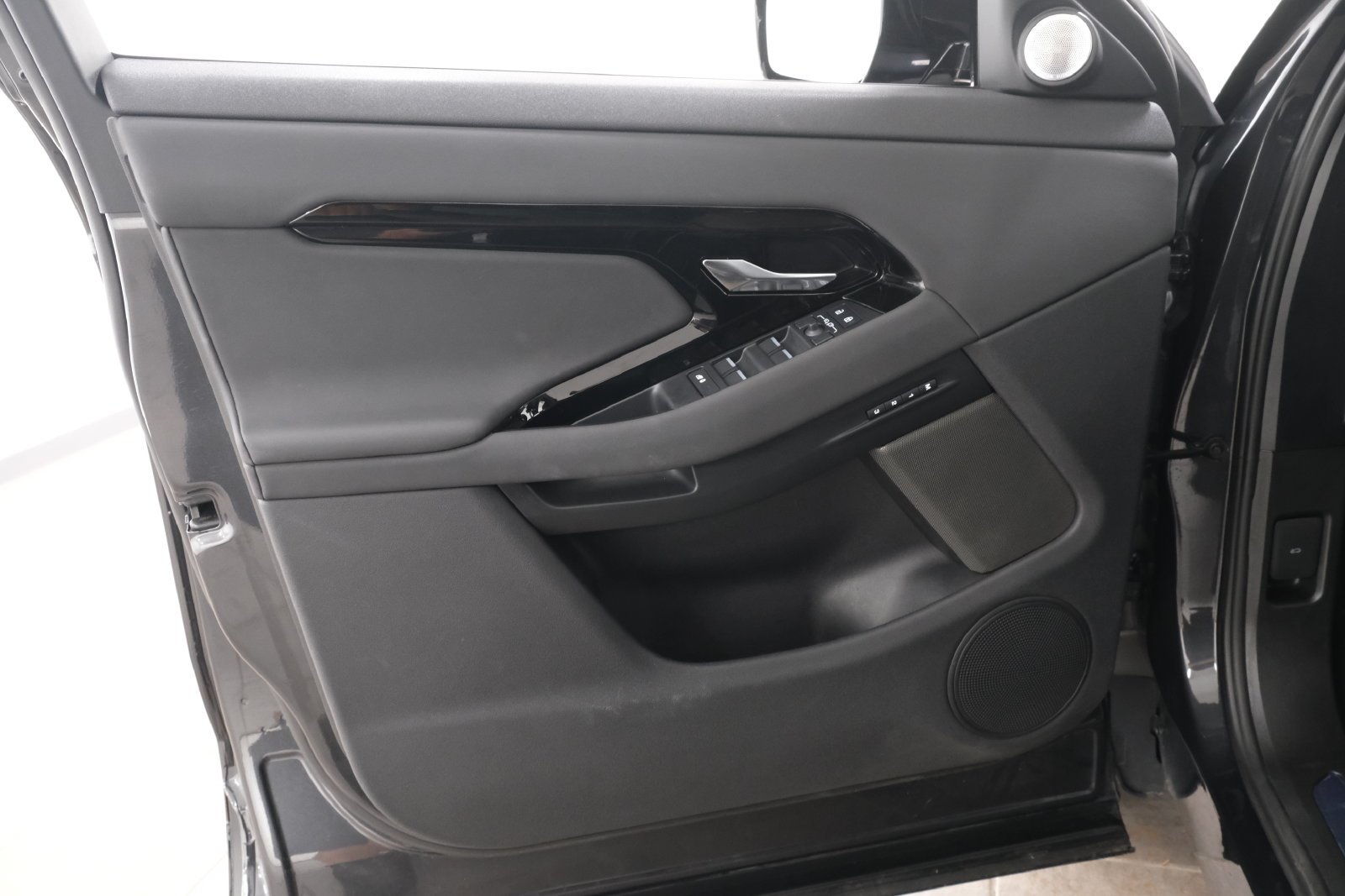 Used 2024 Carpathian Gray Premium Metallic Land Rover Dynamic image 25