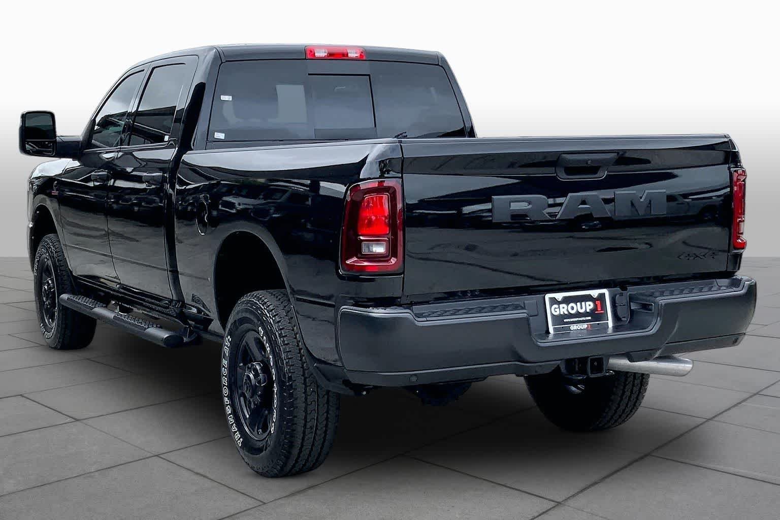 New 2026 Diamond Black Crystal Pearl-Coat Exterior Paint RAM Tradesman image 9