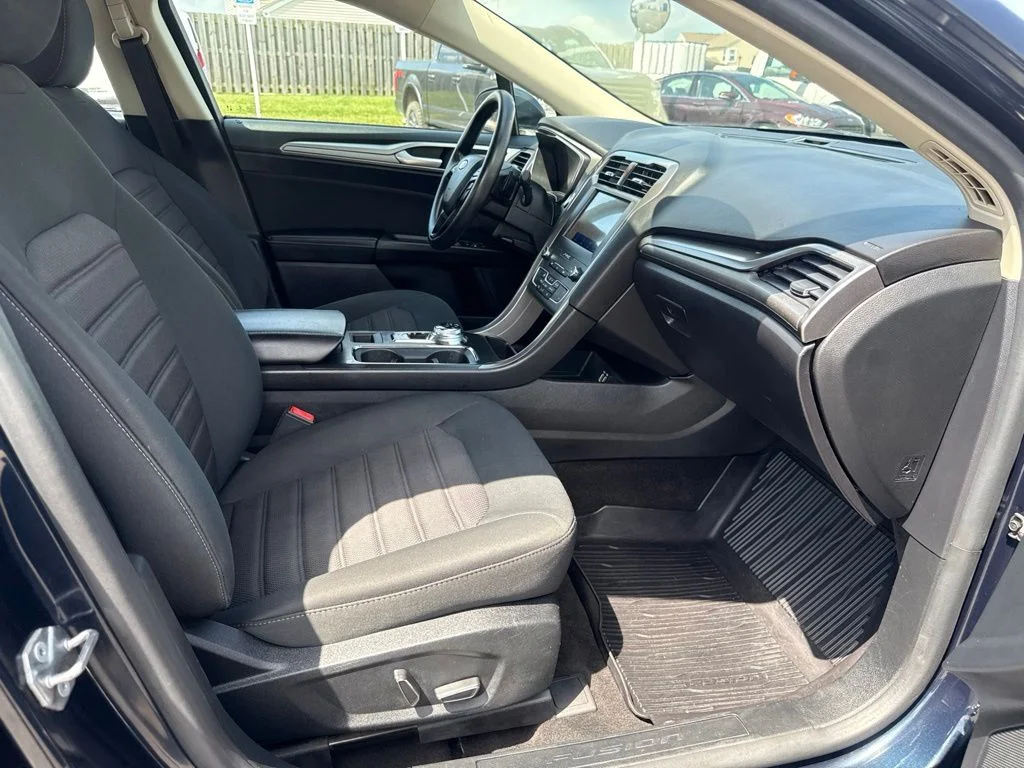 Used 2020 Blue Ford SE image 36