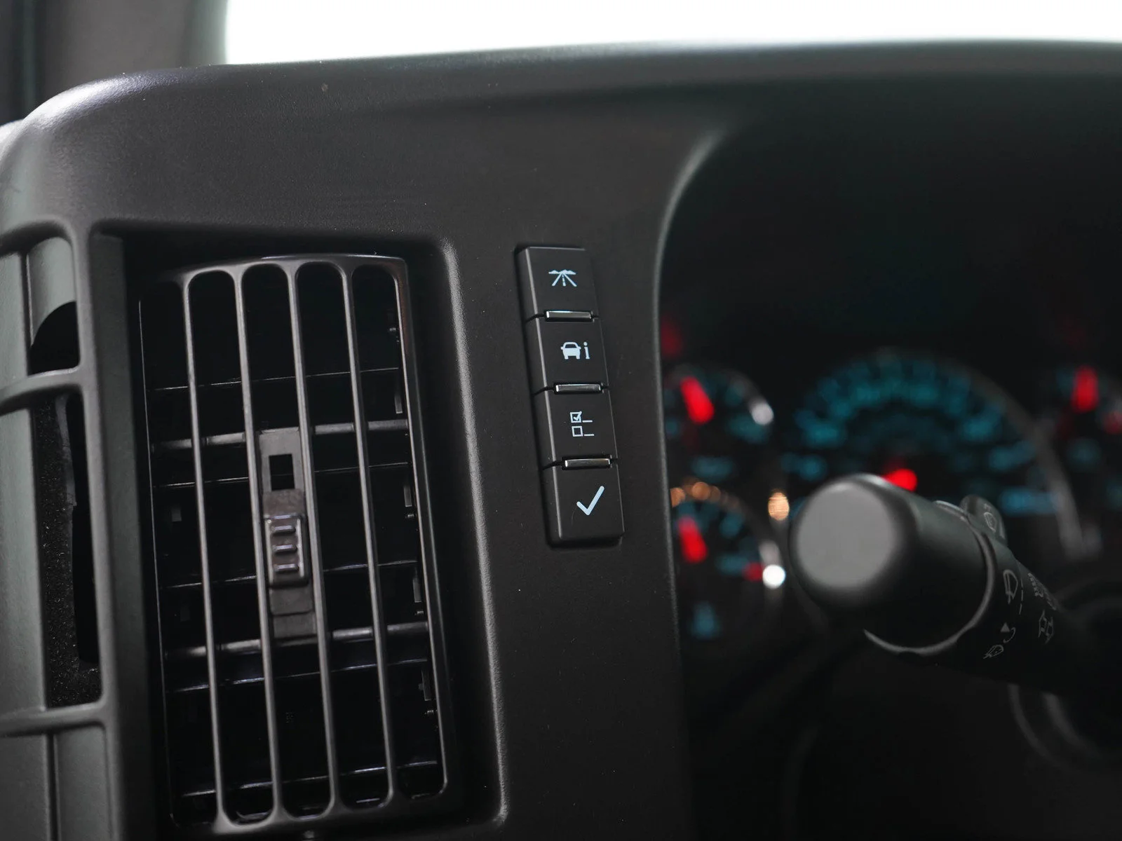 Used 2025 Summit White Chevrolet LT image 19
