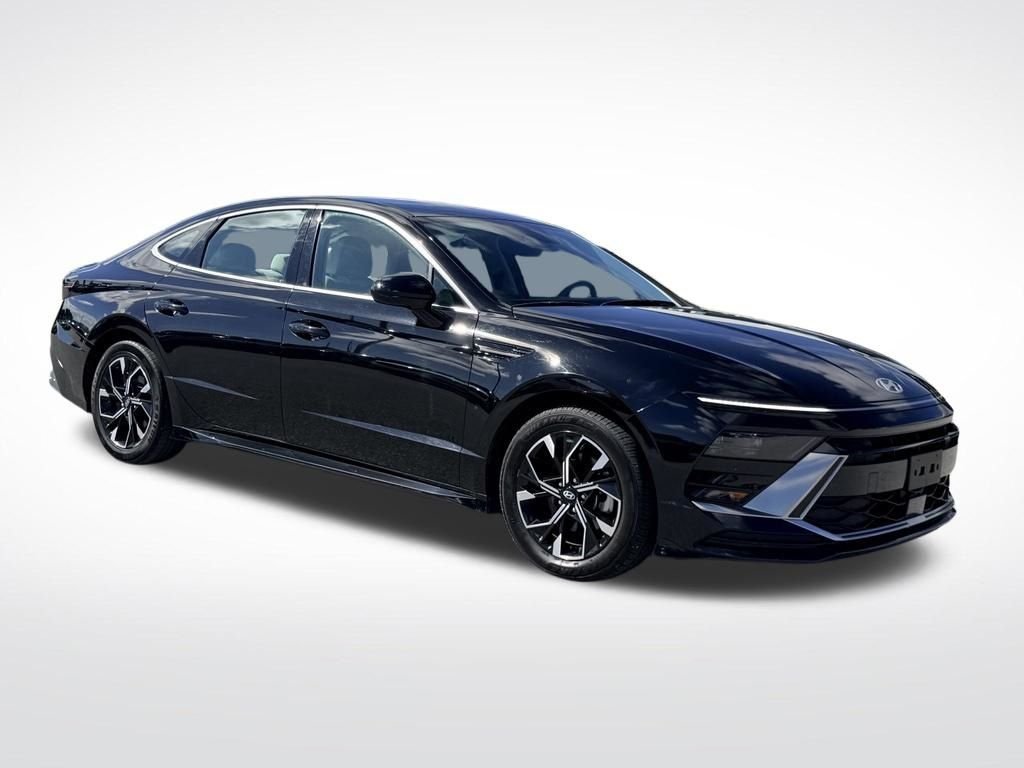 Used 2025 Black Hyundai SEL image 8