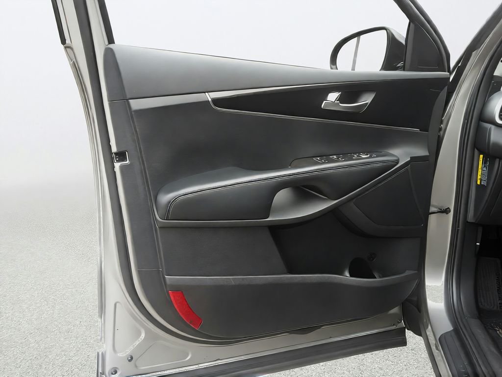 Used 2018 Silver Kia L image 17