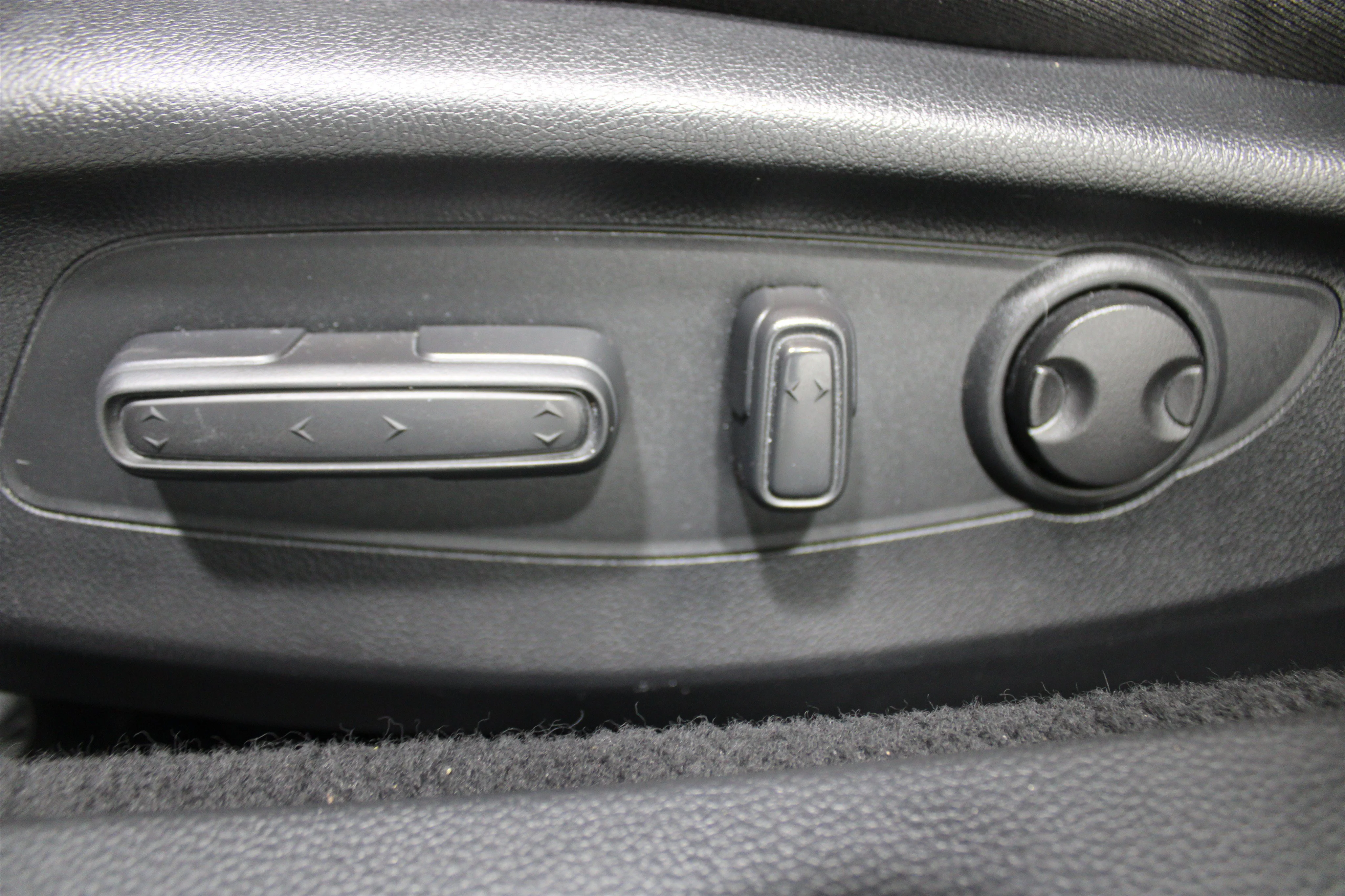 Used 2025 White Honda SE image 4