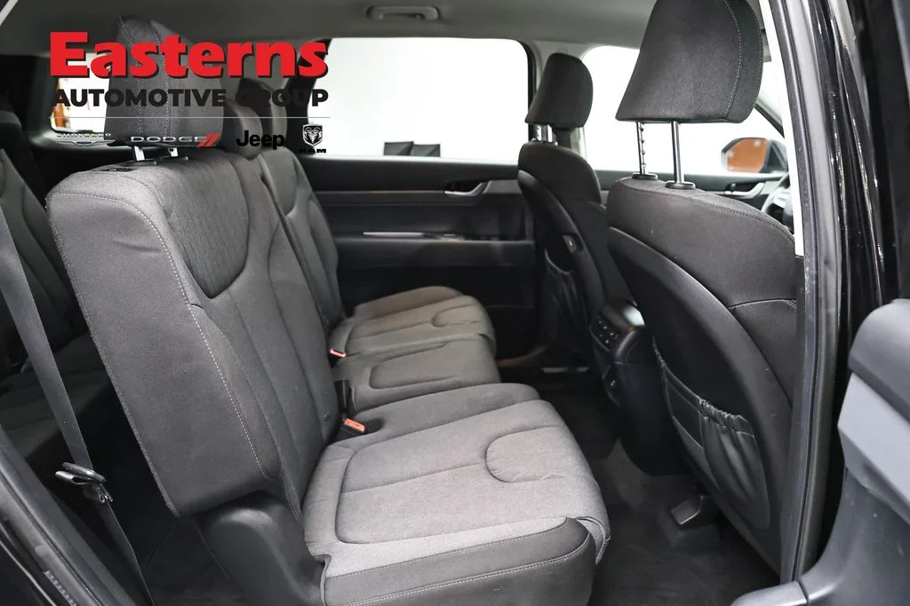 Used 2022 Black Hyundai SE image 24