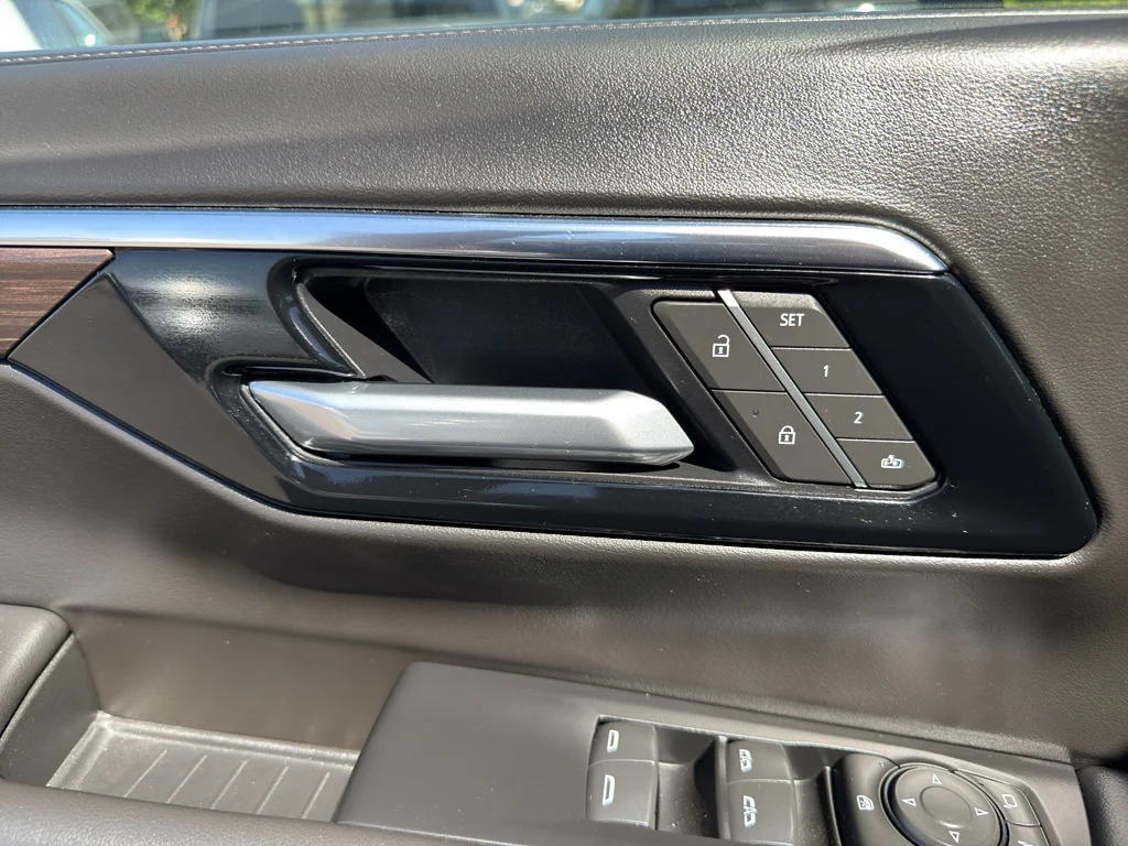 Used 2025 Gray Chevrolet Z71 image 21