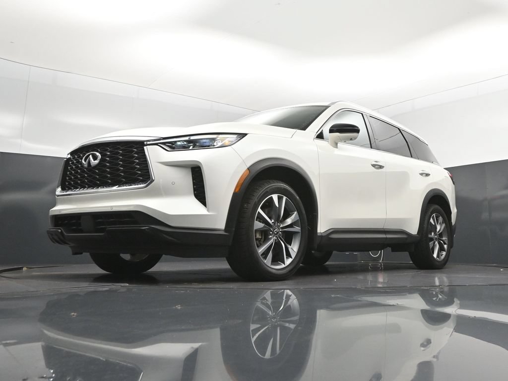 Certified Used 2023 White INFINITI LUXE image 40