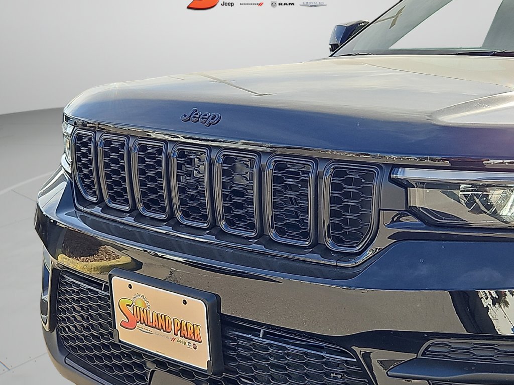 New 2025 Diamond Black Crystal Pearl-Coat Exterior Paint Jeep Laredo image 27