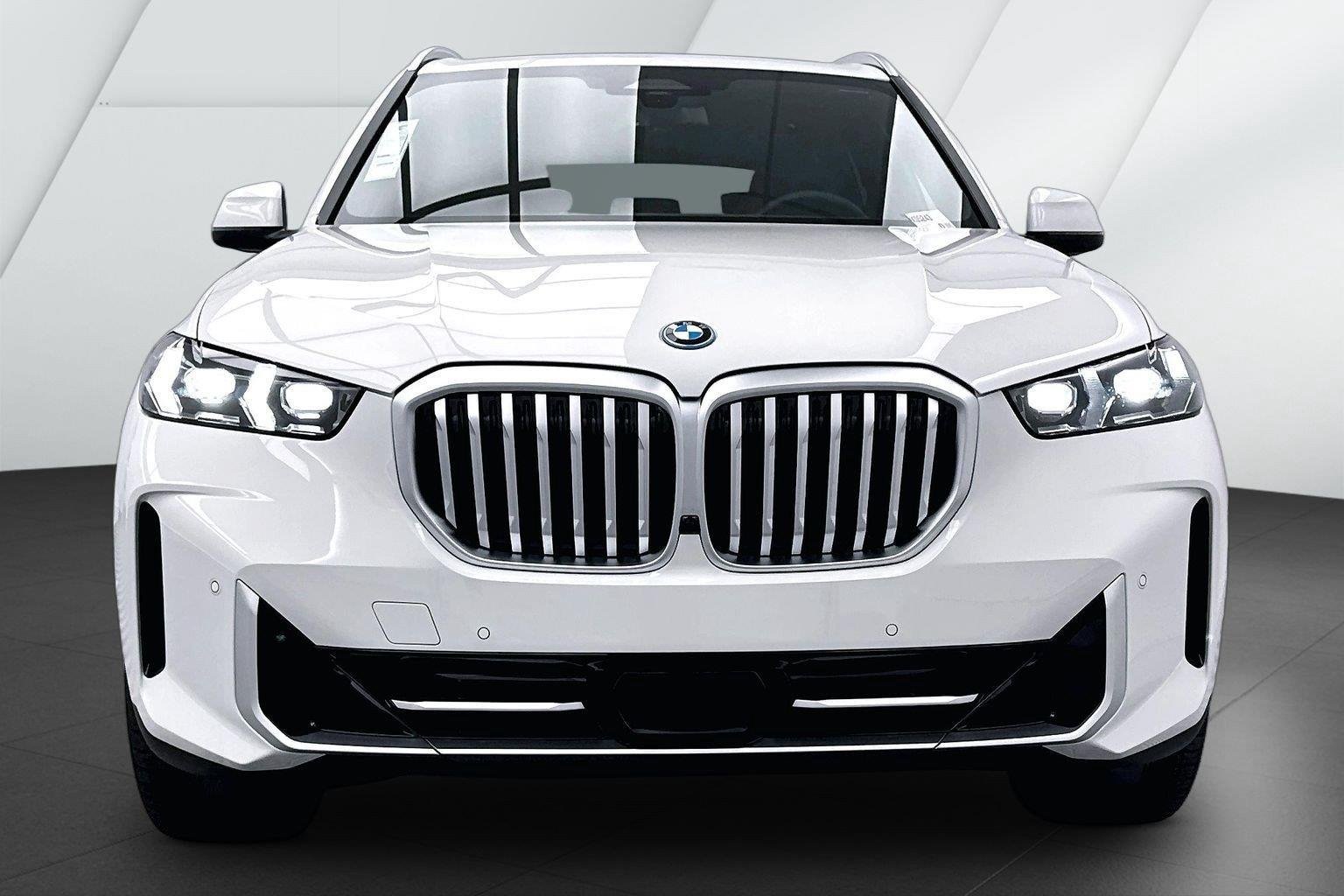 New 2026 Alpine White BMW xDrive50e image 2