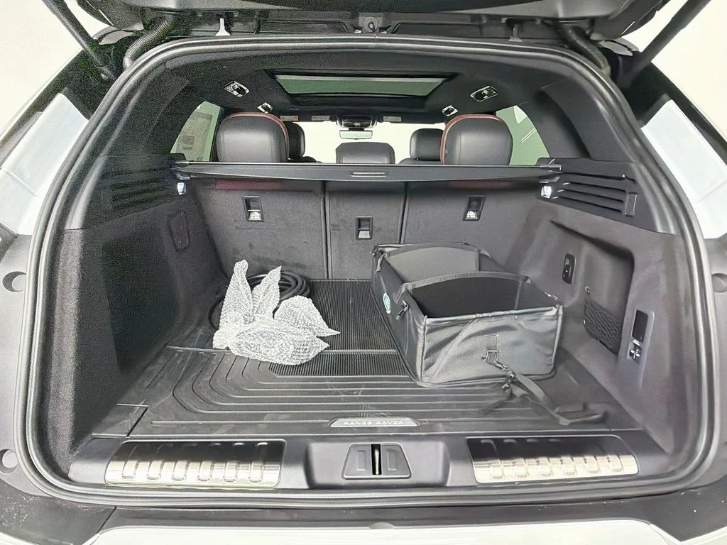 New 2026 Fuji White Land Rover Dynamic SE image 28
