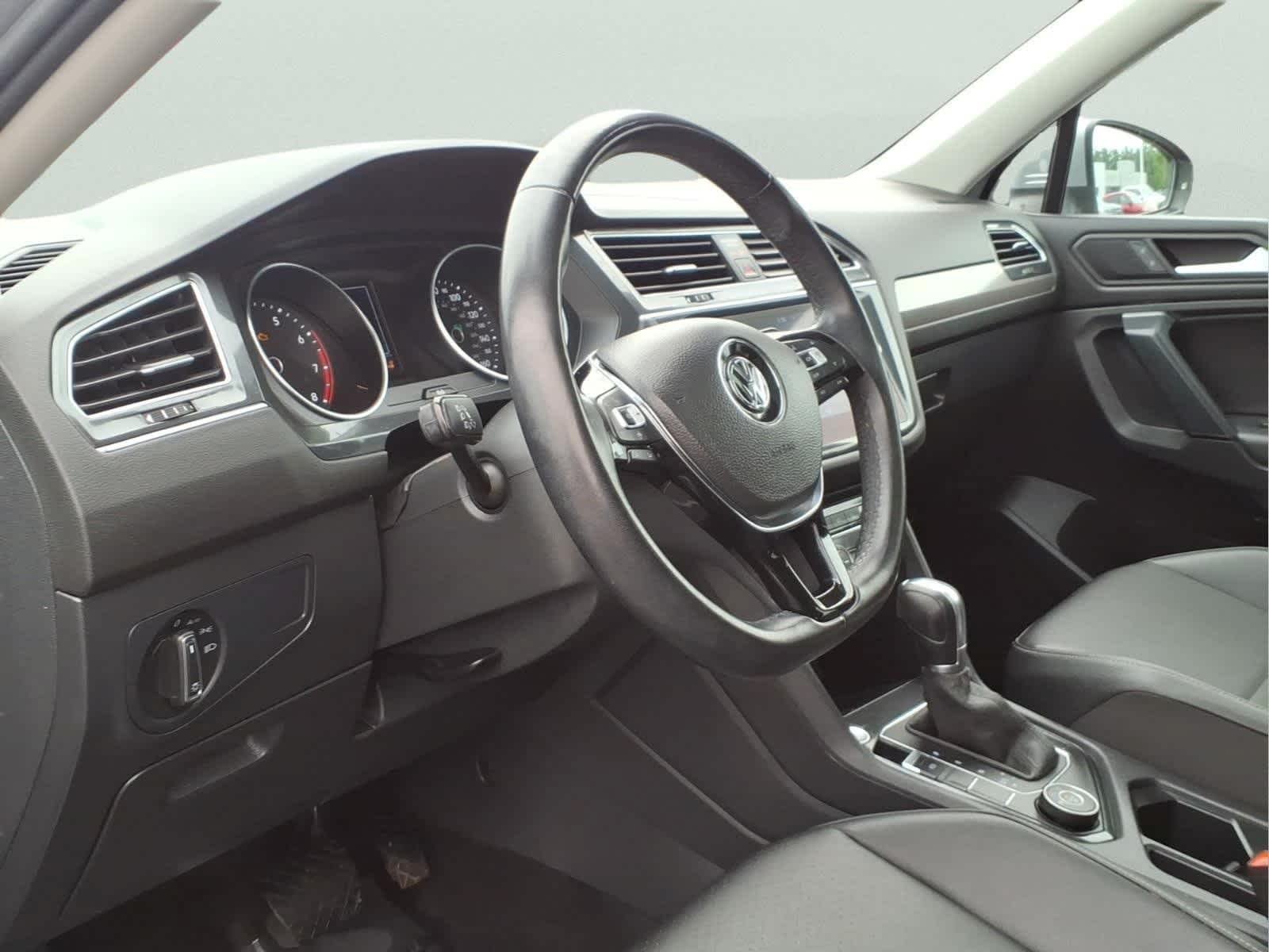 Used 2019 Pyrite Silver Metallic Volkswagen SE image 14