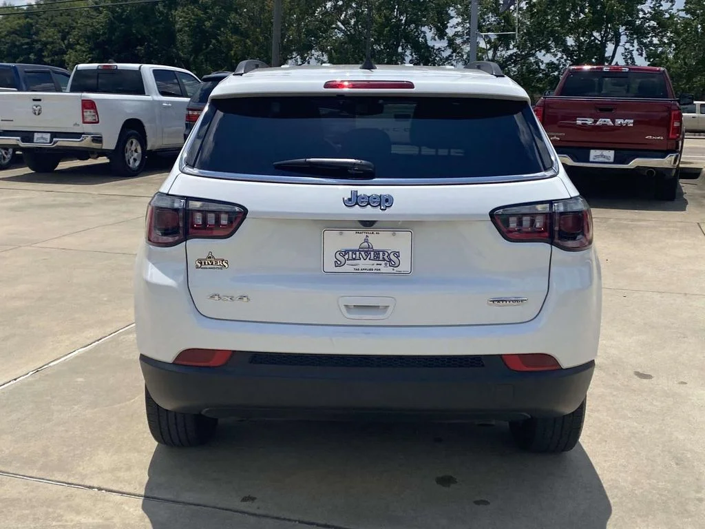 Used 2024 White Jeep Latitude image 9
