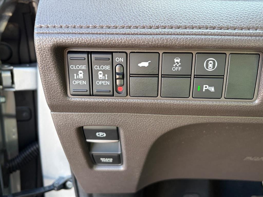Used 2024 Lunar Silver Metallic Honda TOURING image 18