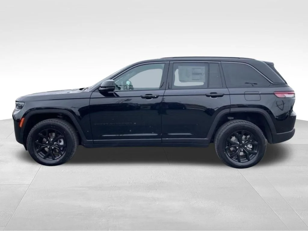 New 2026 Diamond Black Crystal Pearl-Coat Exterior Paint Jeep Altitude image 2
