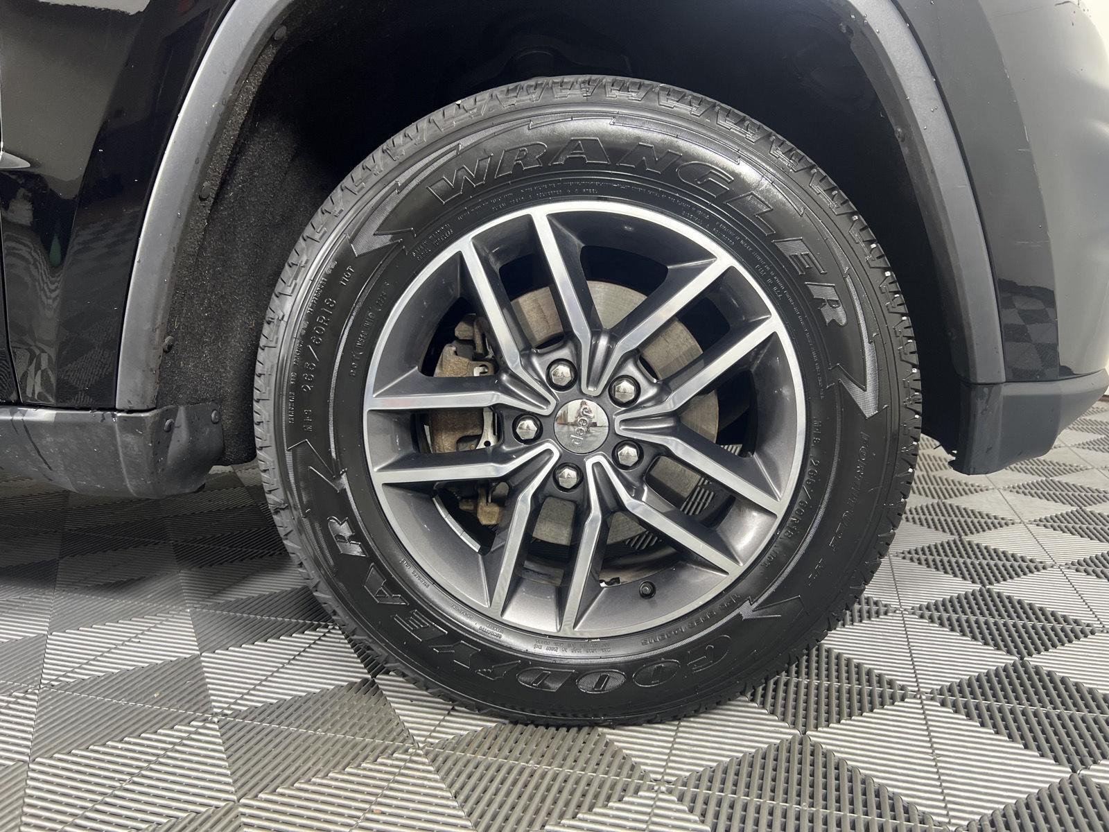 Used 2018 Diamond Black Crystal Pearlcoat Jeep Limited image 12