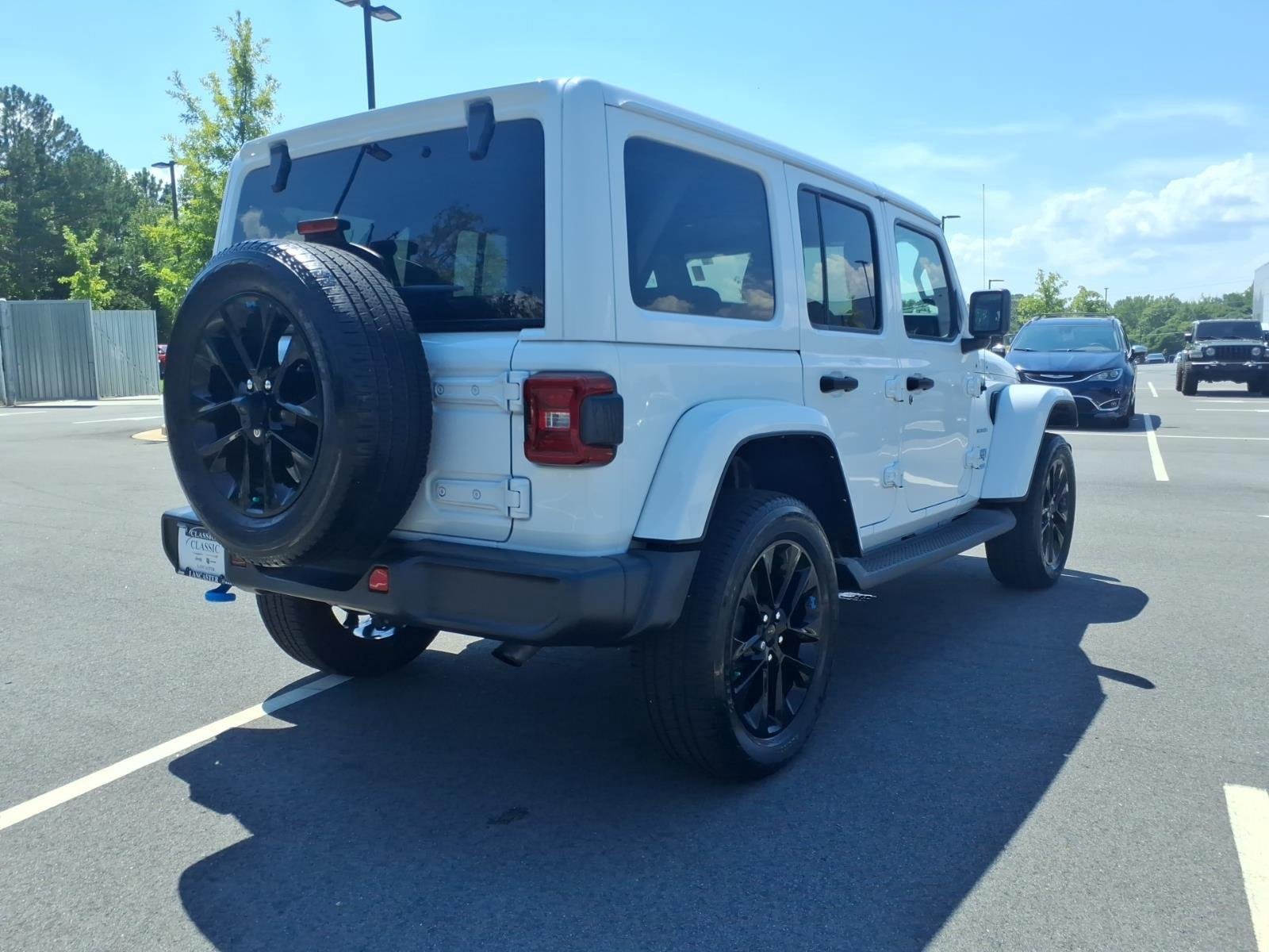 Used 2022 Bright White Clearcoat Jeep Unlimited Sahara image 2