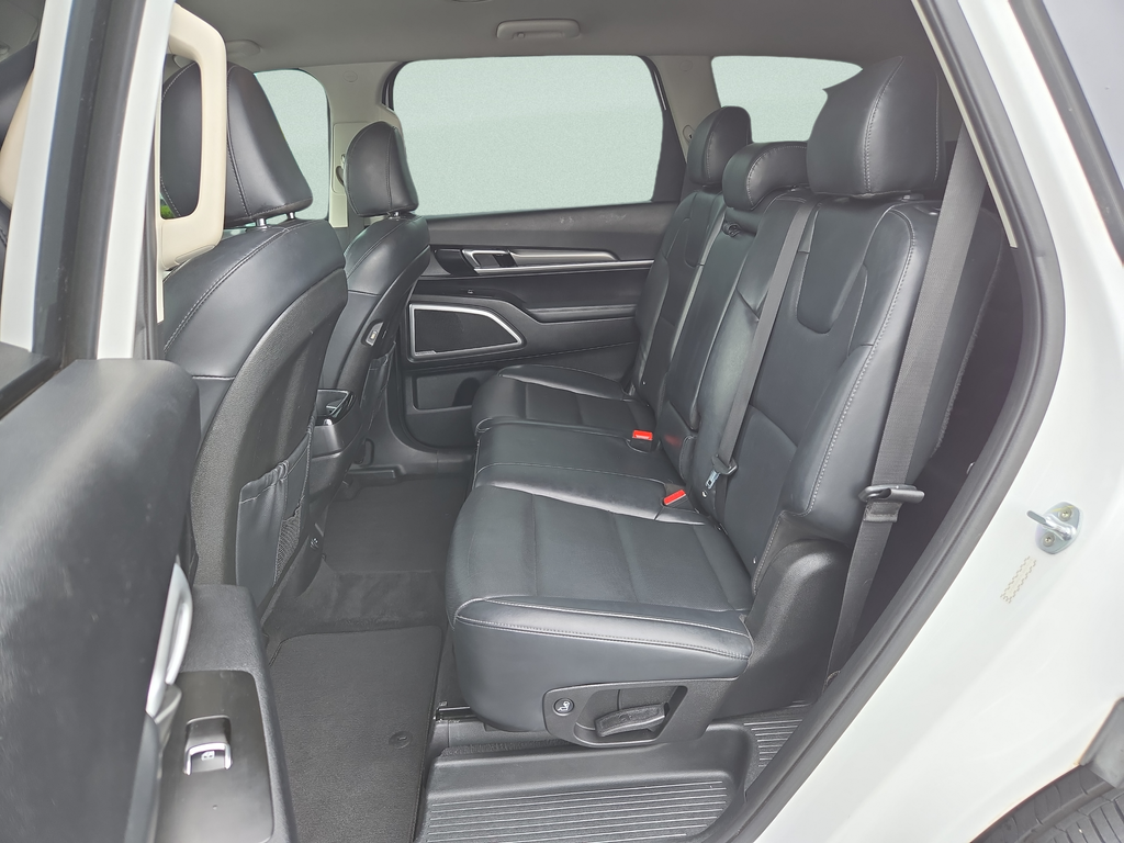 Used 2020 White Kia LX image 12