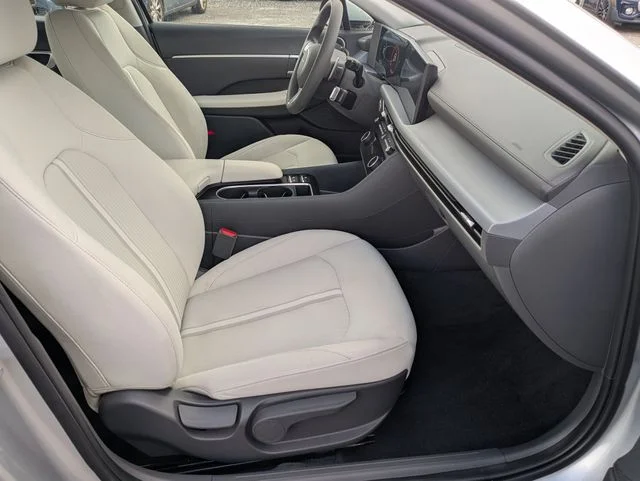 Used 2025 Silver Hyundai SEL image 24