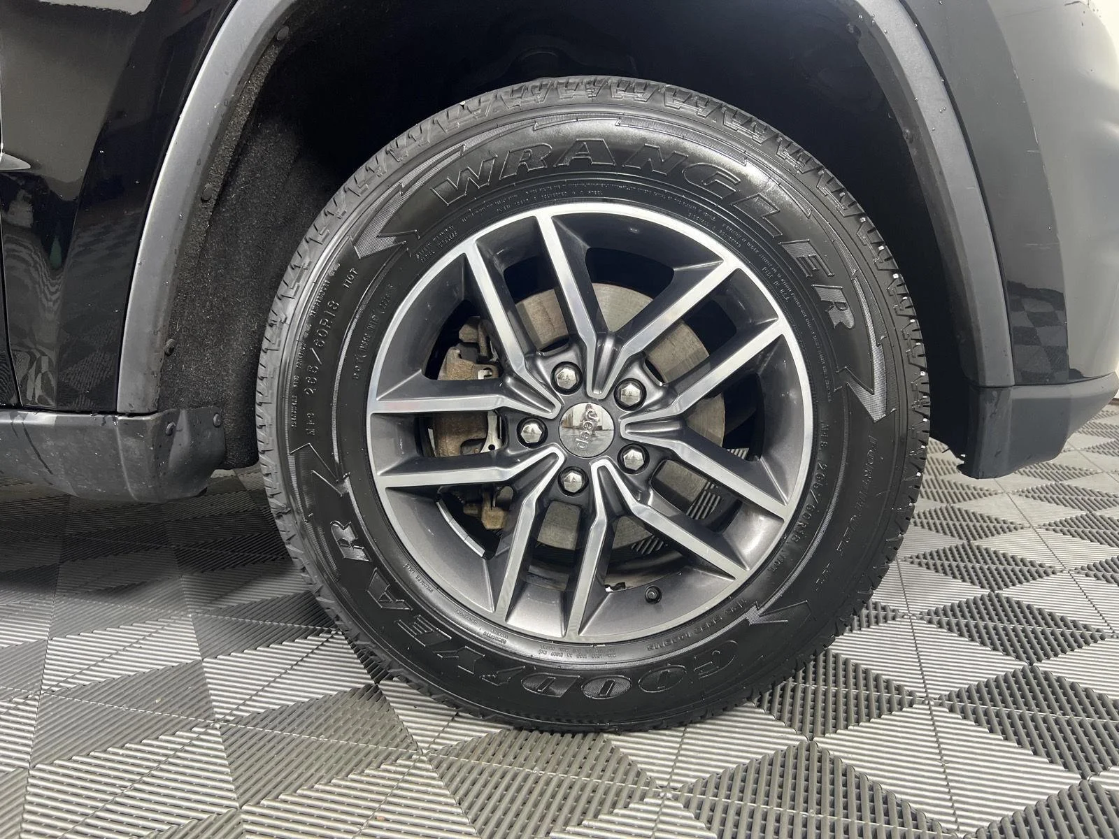 Used 2018 Diamond Black Crystal Pearlcoat Jeep Limited image 12