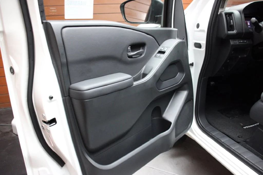 New 2027 Glacier White Nissan King Cab® S image 10
