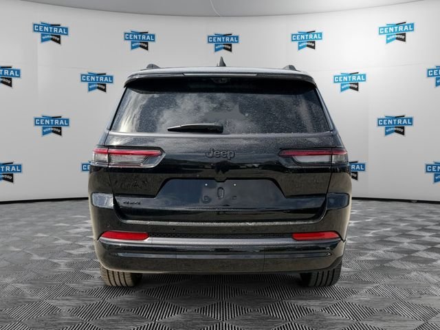 New 2026 Diamond Black Crystal Pearl-Coat Exterior Paint Jeep Limited image 4