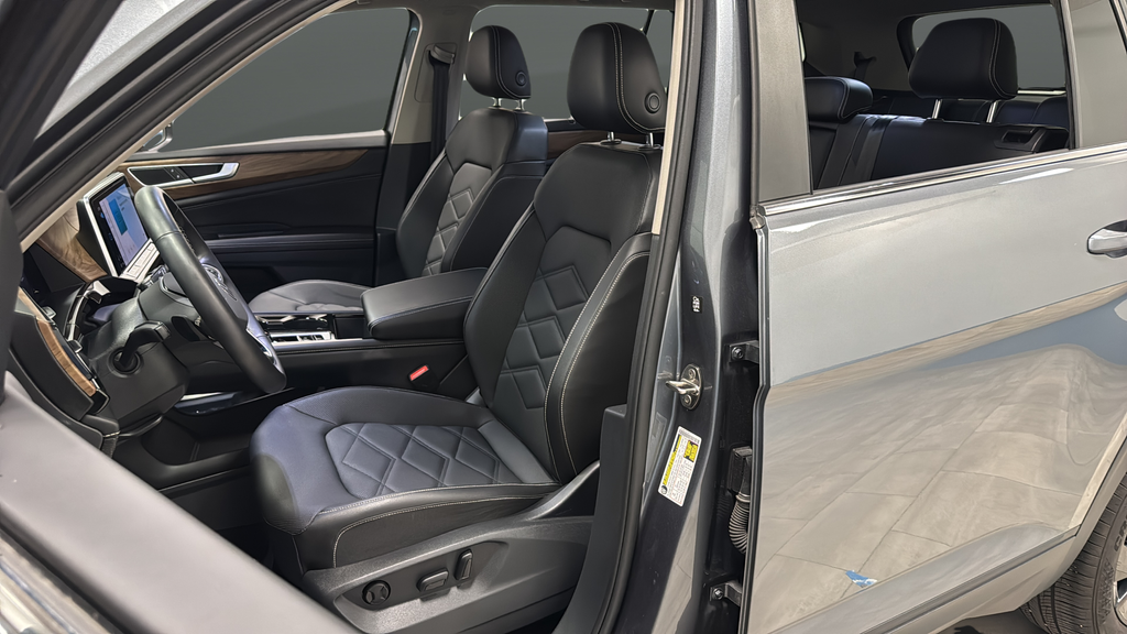 Used 2024 Gray Volkswagen 2.0T SE w/Technology image 9