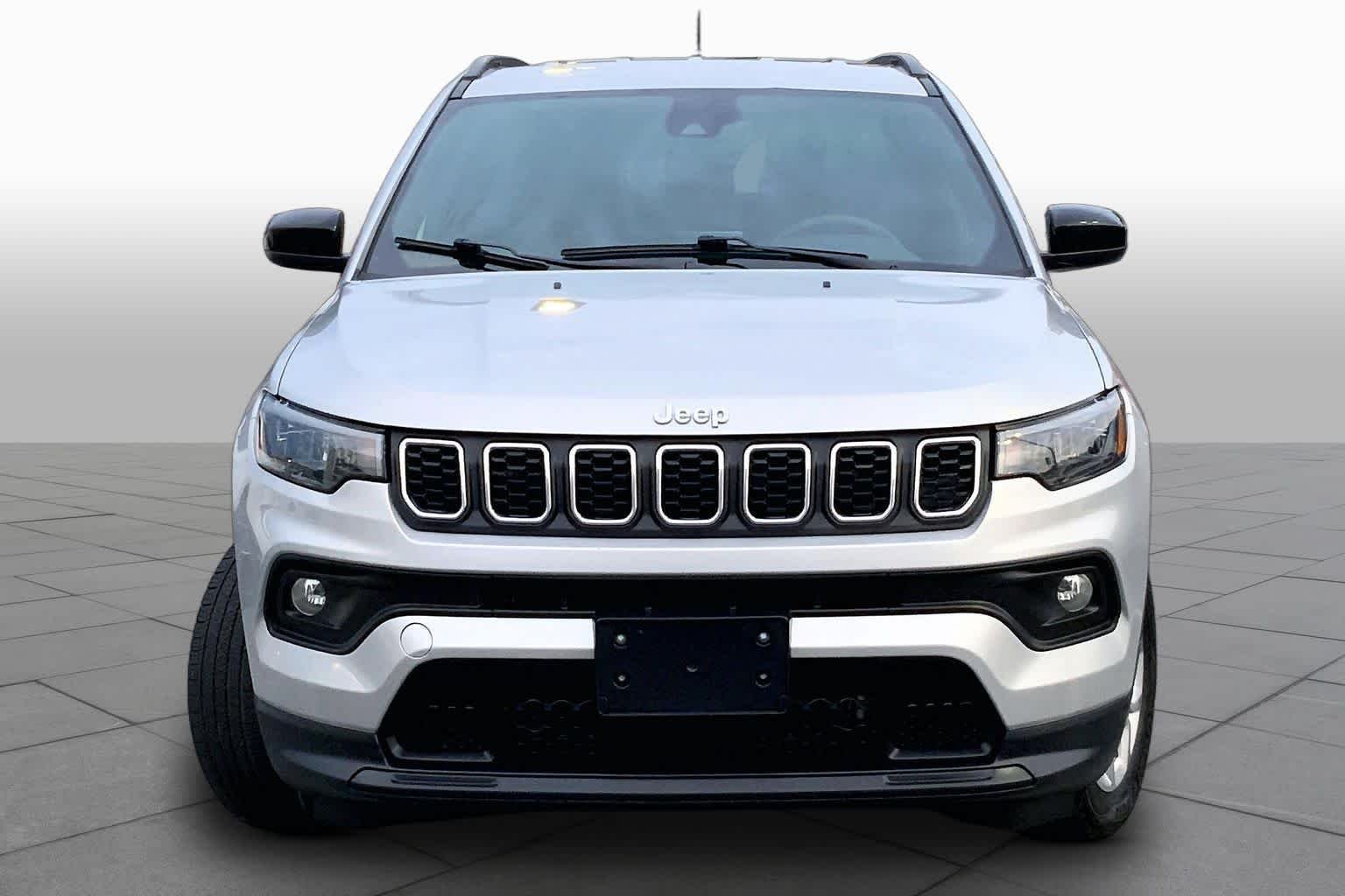 Used 2024 Silver Zynith Metallic Clearcoat Jeep Latitude image 4