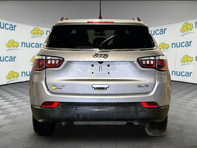 Used 2024 Silver Jeep Latitude image 4