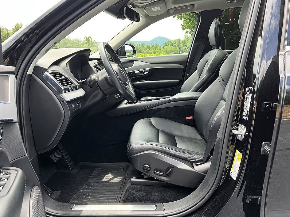 Used 2021 Onyx Black Metallic Volvo Momentum image 11