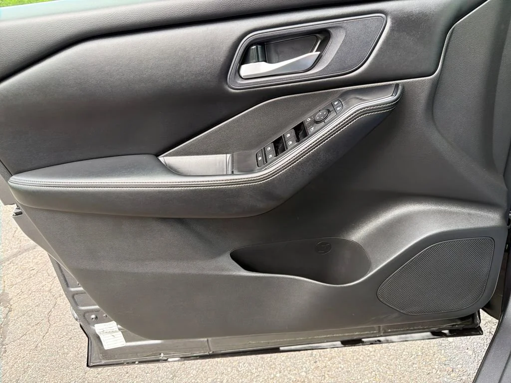 2024 Nissan Rogue SV - Photo 11