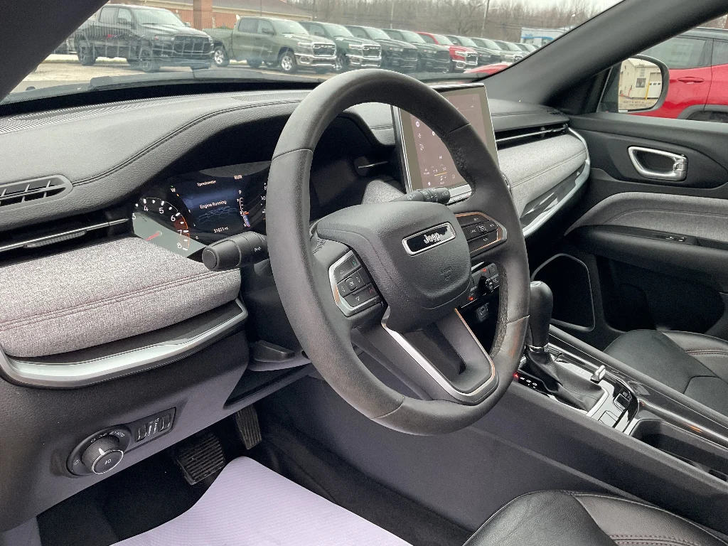 Used 2023 Diamond Black Crystal Pearl Coat Jeep Latitude Lux image 10