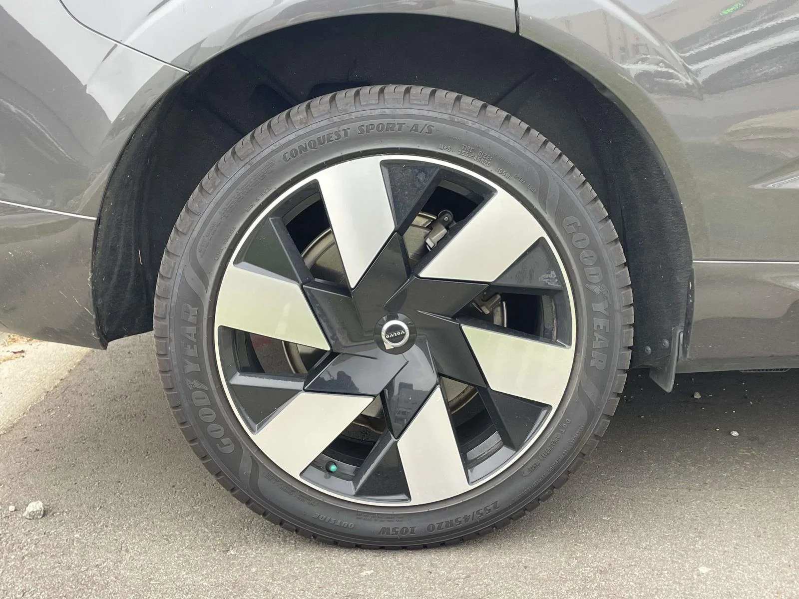 Used 2024 Platinum Grey Metallic Volvo Plus Dark Theme image 5