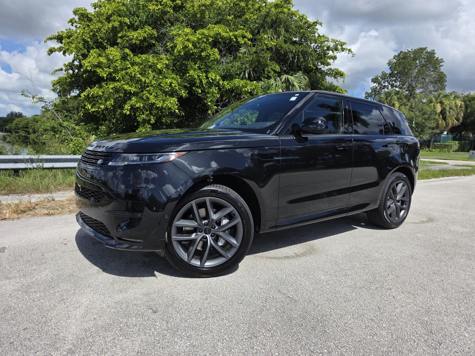New 2026 Santorini Black Land Rover P400 Dynamic SE image 1