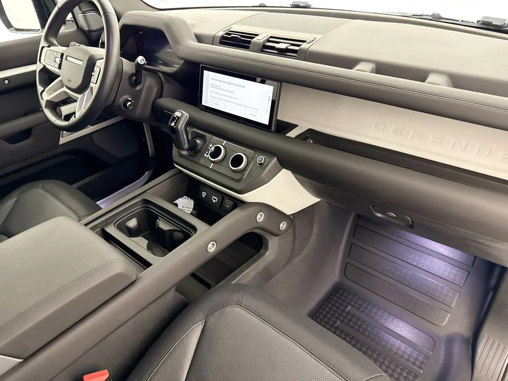 Used 2024 White Land Rover X-Dynamic SE image 29