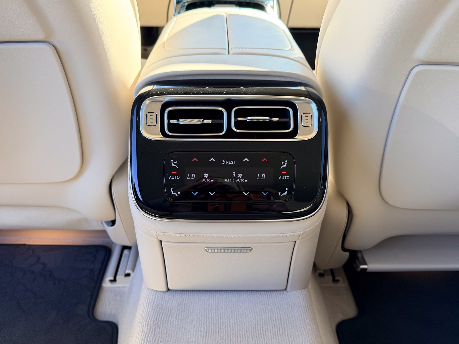 Certified Used 2025 MANUFAKTUR Moonlight White Metallic Mercedes-Benz S 63 E AMG® image 10