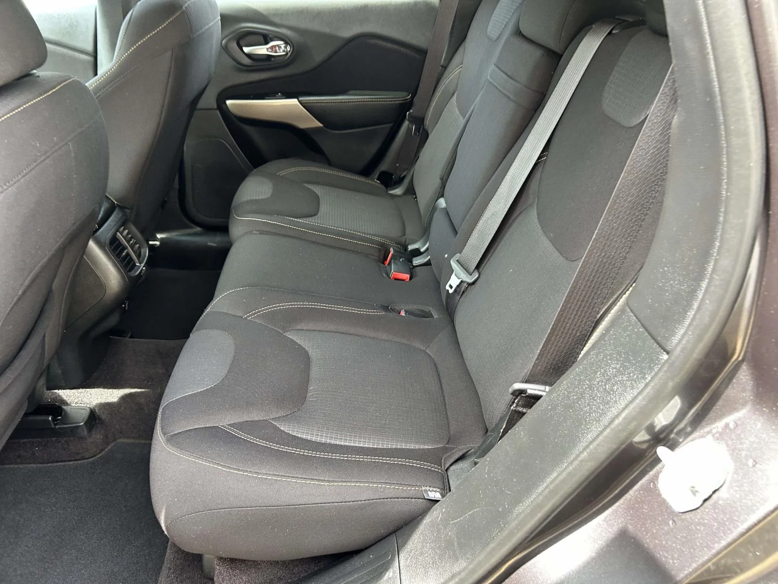Used 2017 Gray Jeep Latitude FWD image 10