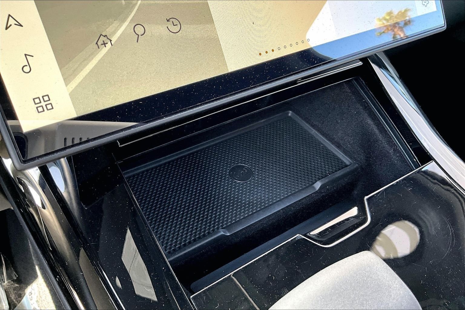 Used 2025 White Land Rover SE image 33