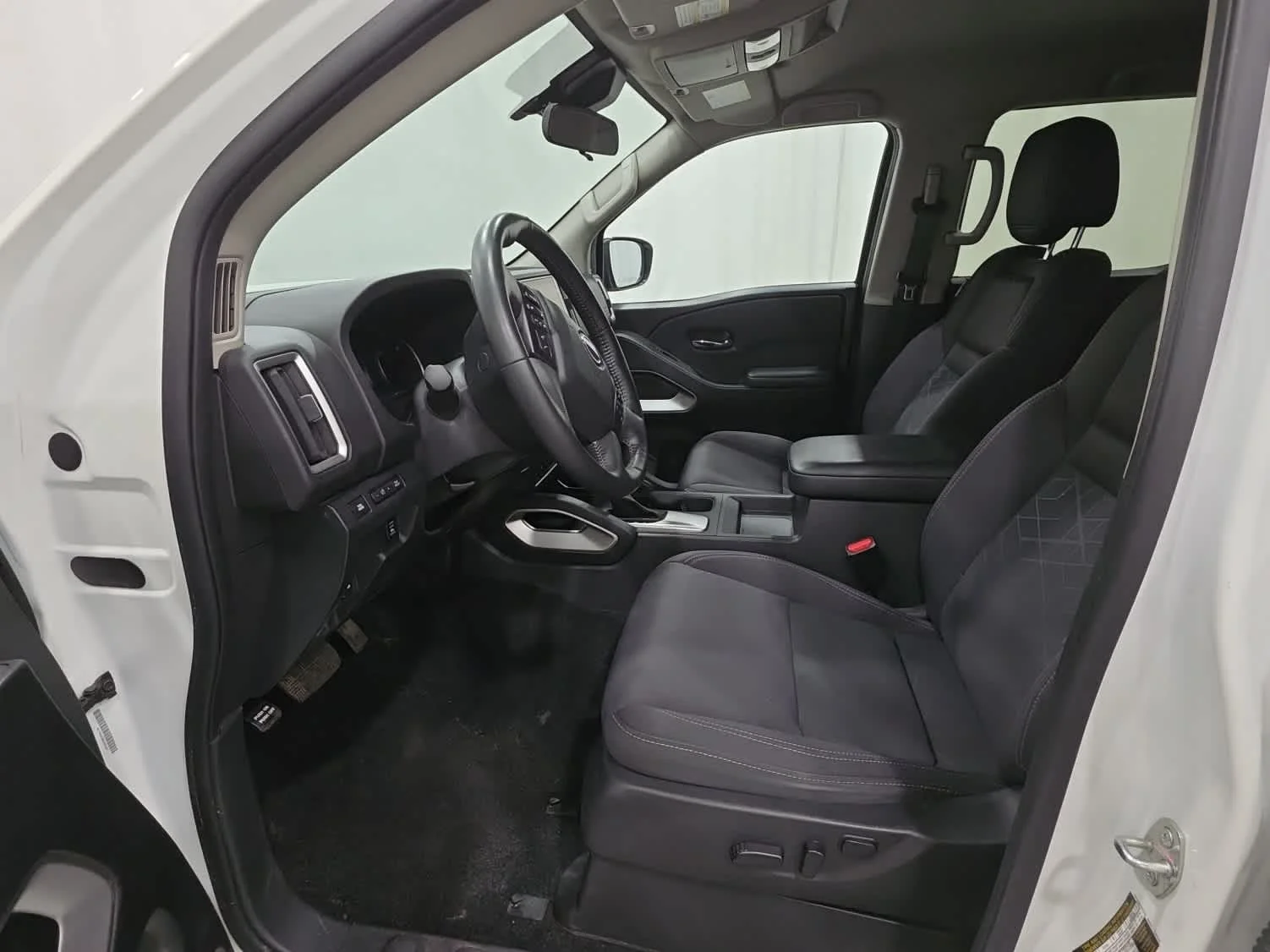 Used 2025 Whi/white Nissan SV image 14