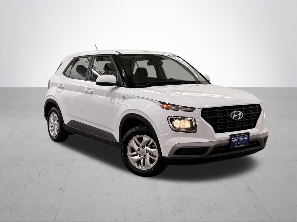 Used 2023 White Hyundai SE image 7