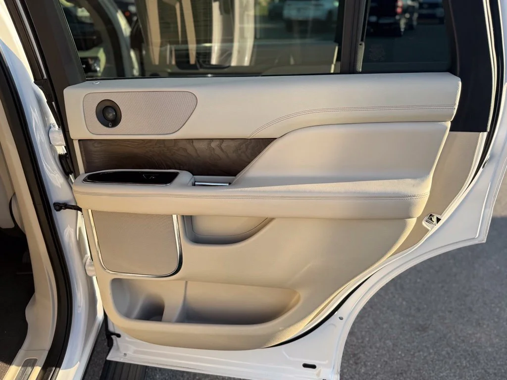 Used 2019 White Lincoln Reserve image 15