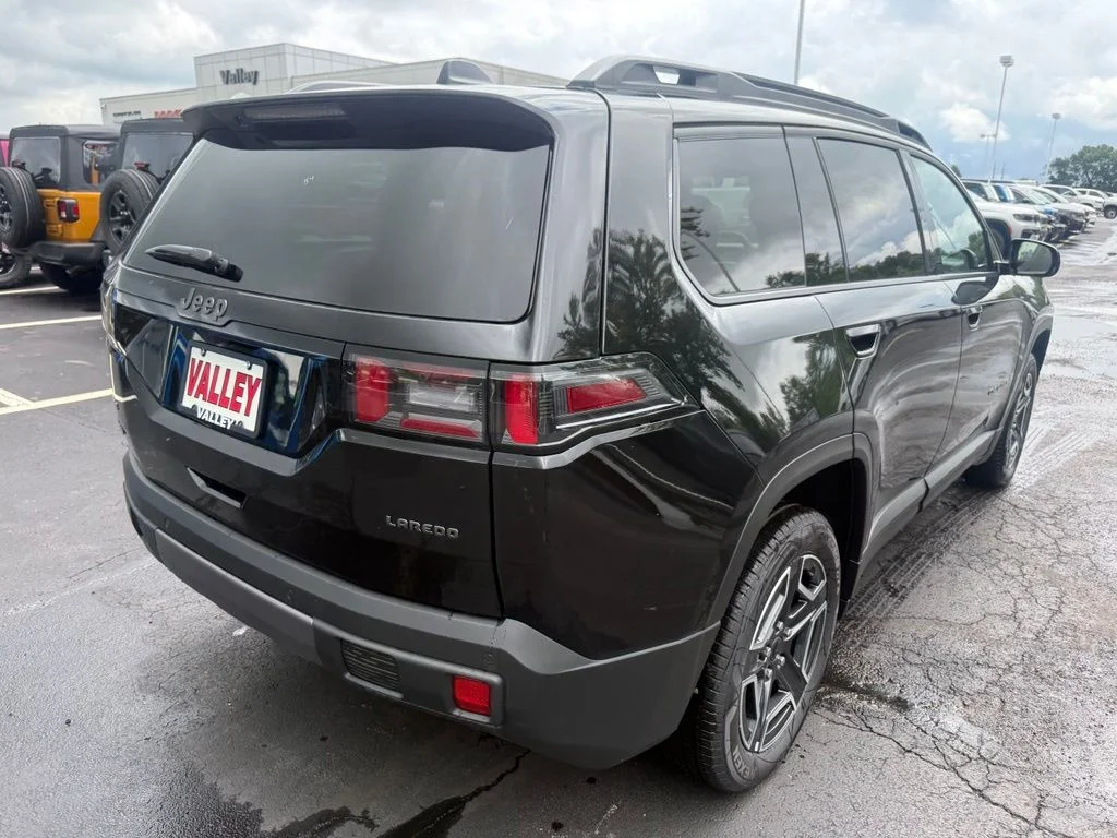 New 2026 Diamond Black Crystal Pearl-Coat Exterior Paint Jeep Laredo image 3
