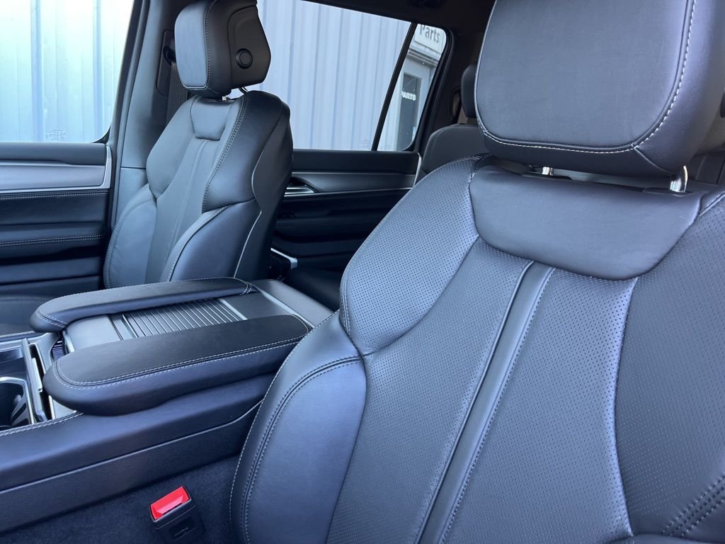 New 2026 Bright White Clear-Coat Exterior Paint Jeep Limited Altitude image 4