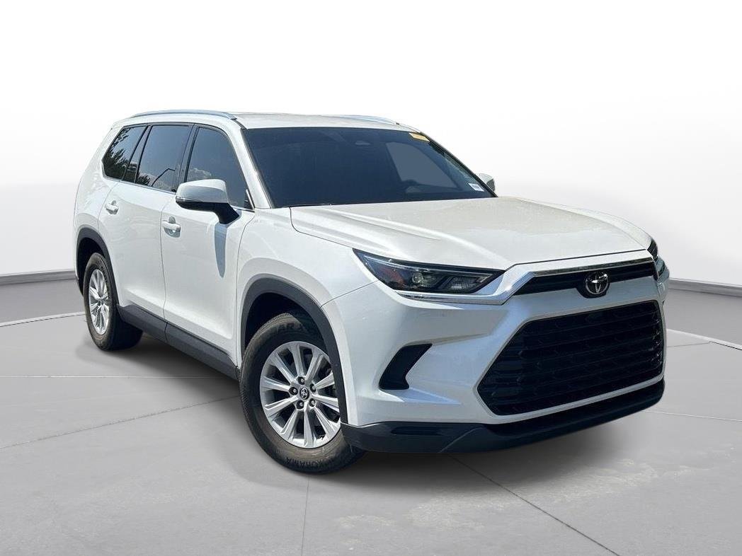 Used 2024 Wind Chill Pearl Toyota XLE image 4