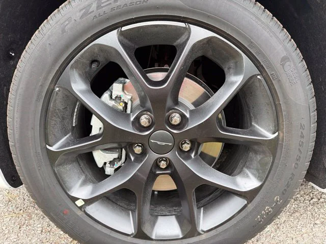 New 2027 Bright White Clear-Coat Paint Chrysler Limited image 9