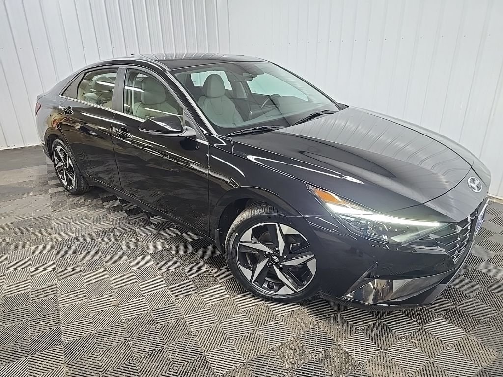 Used 2023 Black Hyundai Limited image 4