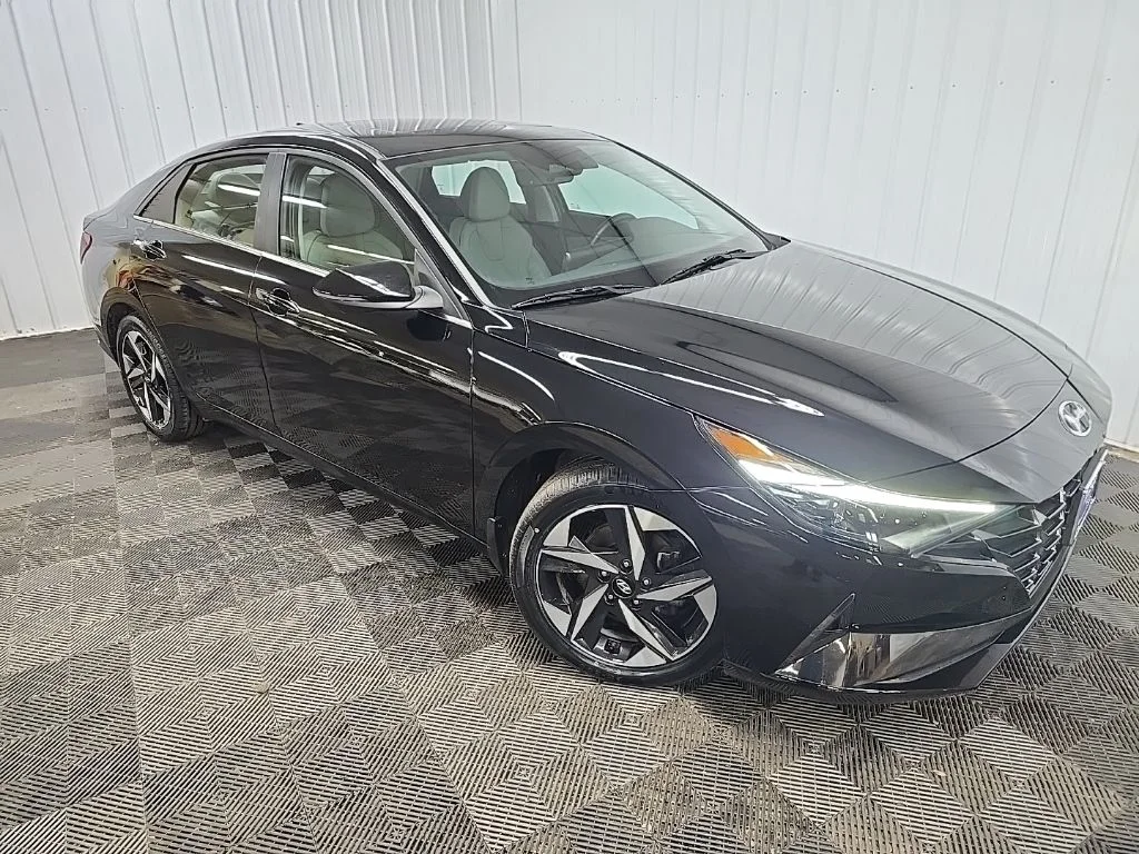 Used 2023 Black Hyundai Limited image 4